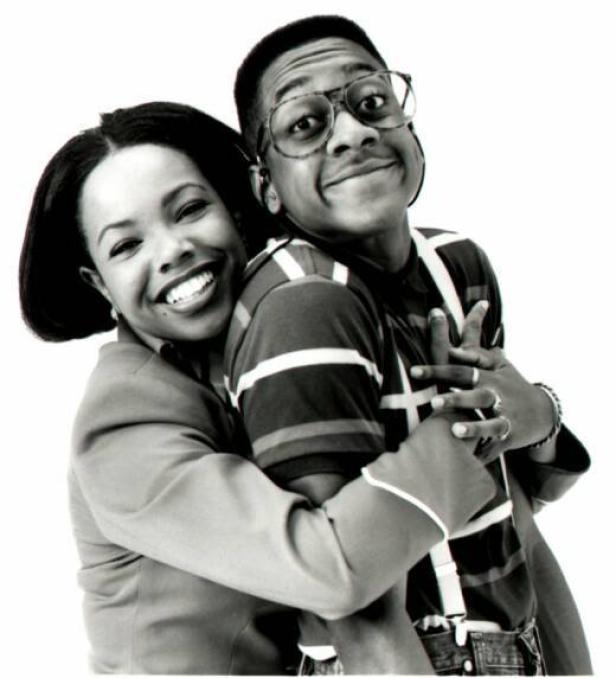 Zwei Schauspieler, vermutlich aus der Serie „Family Matters“, umarmen sich.