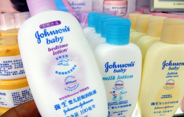 Verschiedene Flaschen Johnson's Baby Lotion stehen in einem Regal.