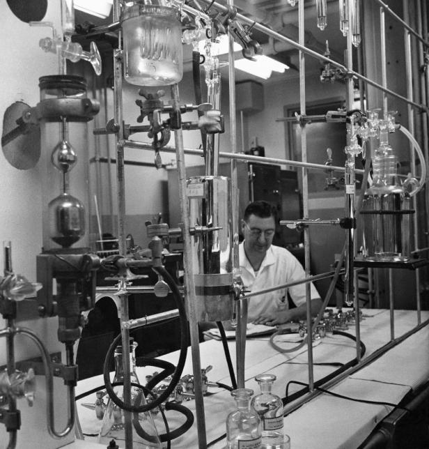 Ein Wissenschaftler arbeitet in einem Labor mit komplexen Glasapparaturen.