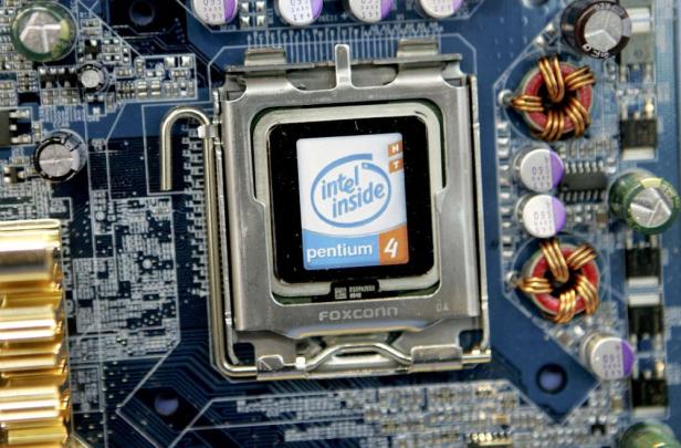Ein Intel Pentium 4 Prozessor auf einer Computerplatine.