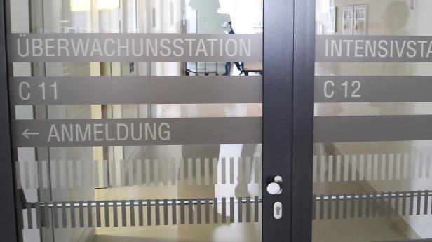 Die Tür zu einer Überwachungsstation und einer Intensivstation im Krankenhaus.