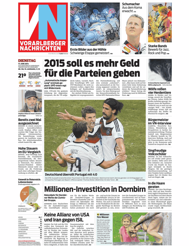 Deutsche Fußballspieler umarmen sich nach einem 4:0-Sieg gegen Portugal bei der WM 2014.