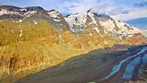 Der Großglockner, Österreichs höchster Berg, mit Gletscher und Schnee bedeckt.