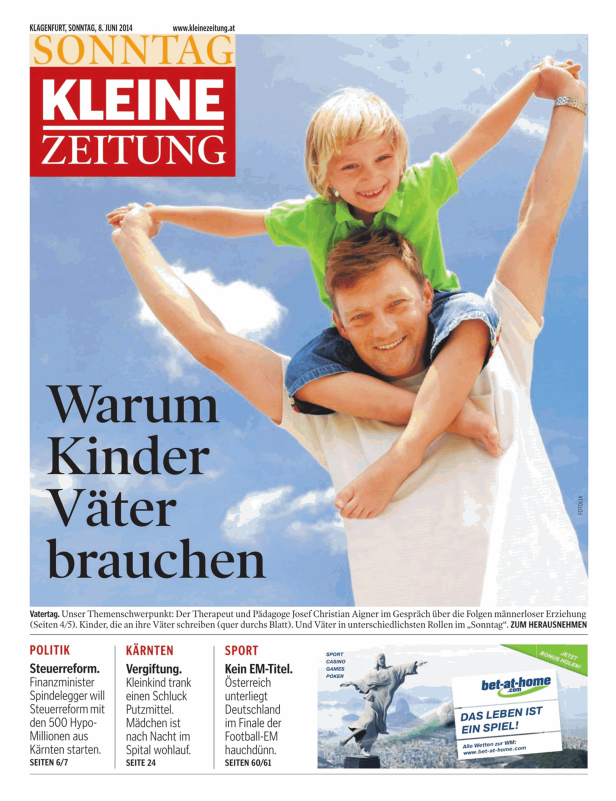 Ein Vater trägt seine kleine Tochter huckepack und hält ihre Hände hoch.