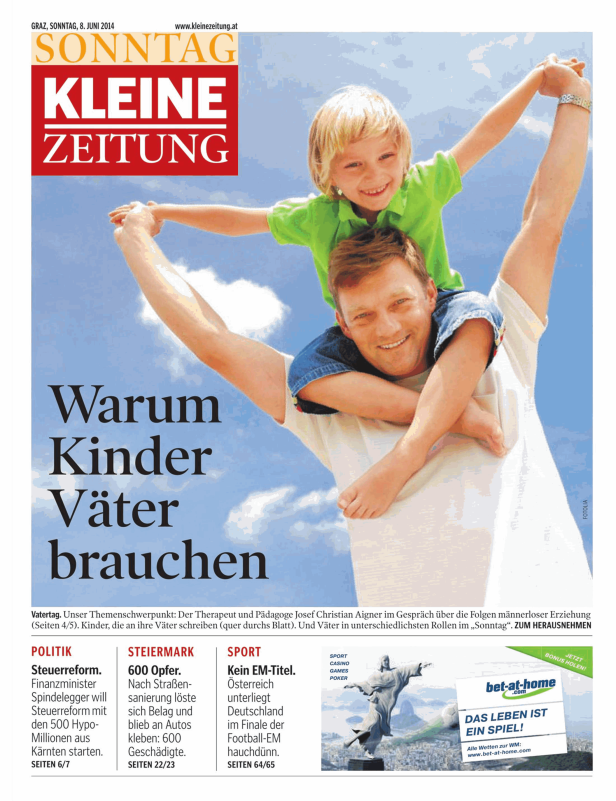 Ein Vater trägt sein Kind huckepack vor blauem Himmel.