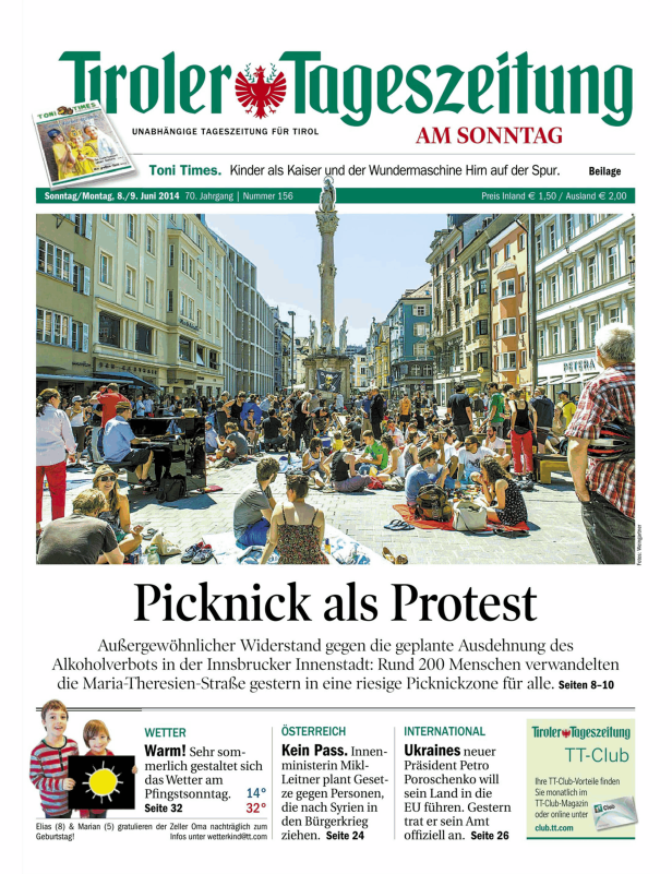 Eine Menschenmenge picknickt auf der Maria-Theresien-Straße in Innsbruck als Protest.