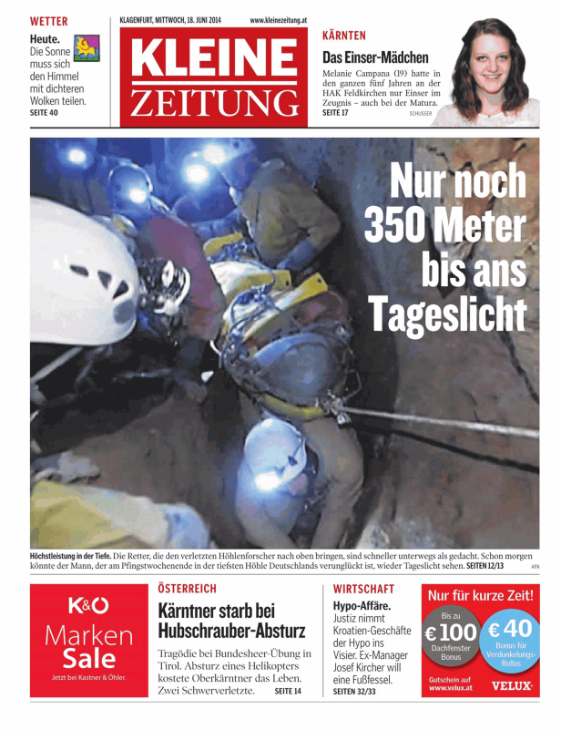 Höhlenretter bringen einen verletzten Höhlenforscher ans Tageslicht.