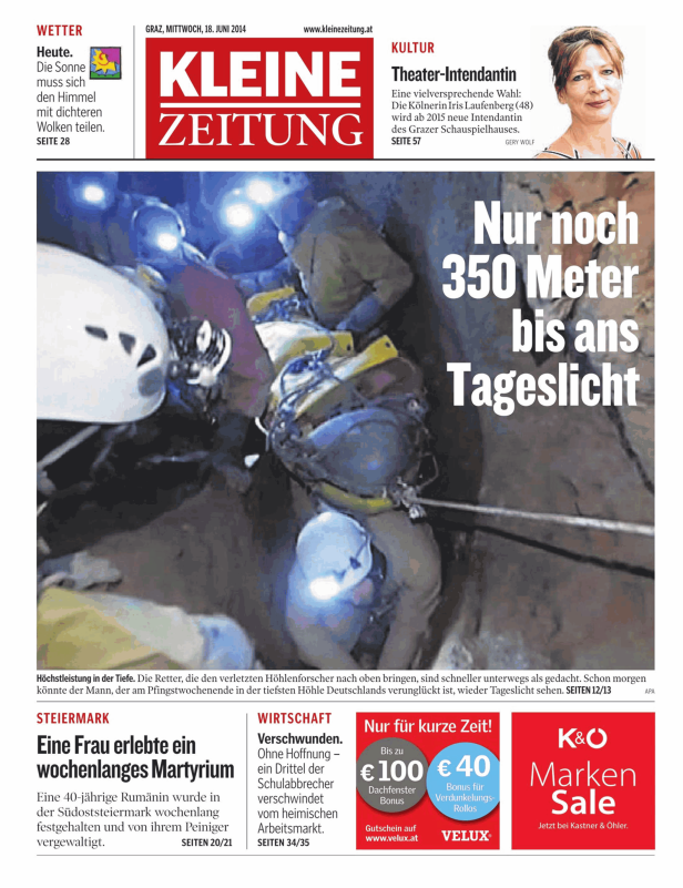 Ein verletzter Höhlenforscher wird von Rettern aus einer Höhle geborgen.