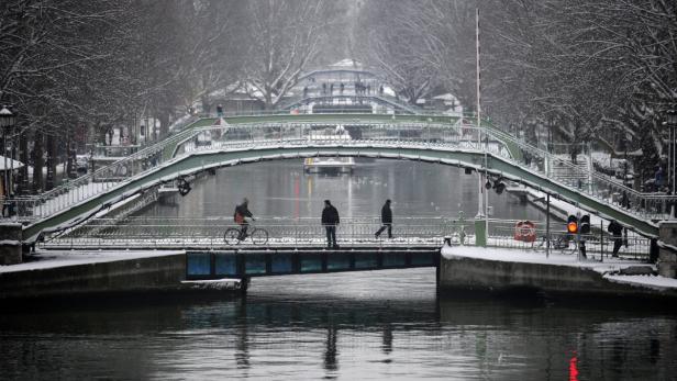 Schnee bedeckt die Brücken und Ufer des Canal Saint-Martin in Paris.