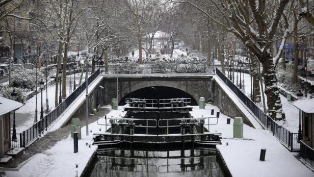 Eine verschneite Szene am Canal Saint-Martin in Paris.
