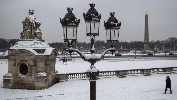 Der Place de la Concorde in Paris unter einer Schneedecke mit Obelisk und Statuen.