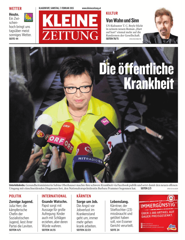 Gesundheitsministerin Sabine Oberhauser bei einer Pressekonferenz mit Mikrofonen verschiedener Sender.