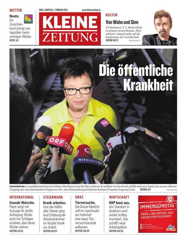 Sabine Oberhauser, Gesundheitsministerin, bei einer Pressekonferenz mit Mikrofonen verschiedener Sender.