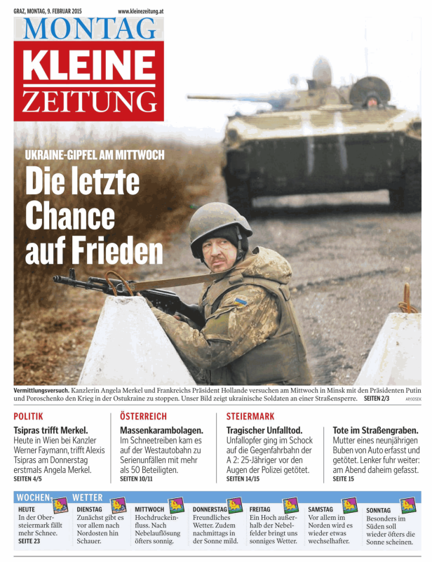 Ein ukrainischer Soldat mit Waffe an einer Straßensperre, aufgenommen für die Titelseite der Kleinen Zeitung.