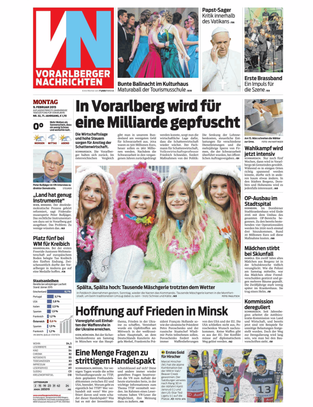 Eine Gruppe von Kindern in bunten Kostümen während des „Spälta, Spälta hoch“-Umzugs in Feldkirch.