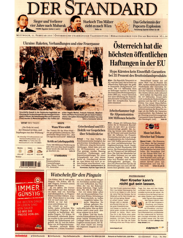 Eine Menschenmenge demonstriert in der Ukraine vor dem Hintergrund von Gebäuden.