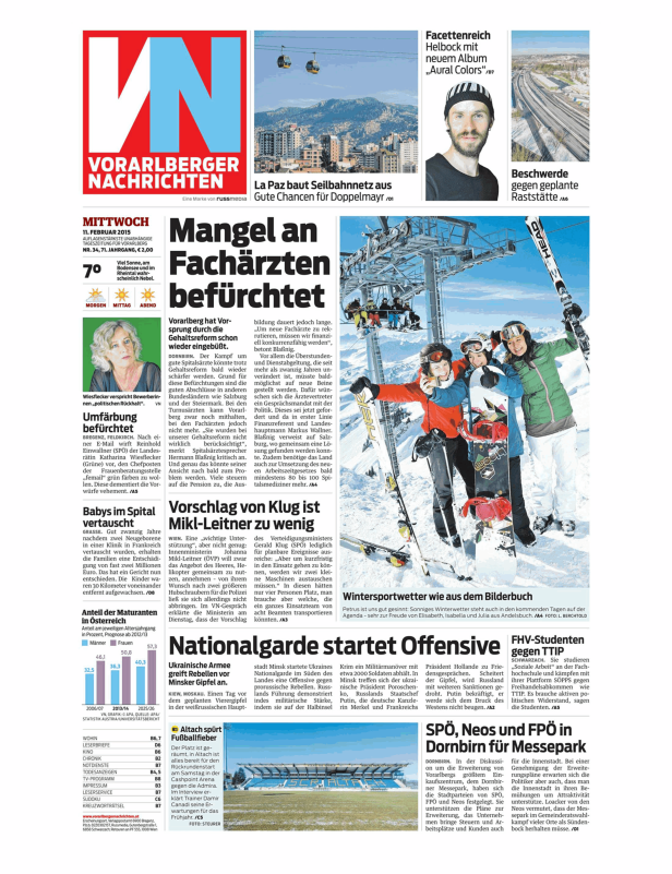 Drei junge Frauen mit Ski und Snowboard im Schnee, im Hintergrund eine Liftanlage.
