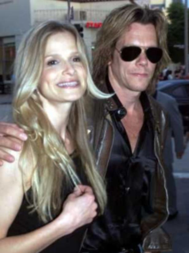 Kyra Sedgwick und Kevin Bacon posieren zusammen auf einem Foto.