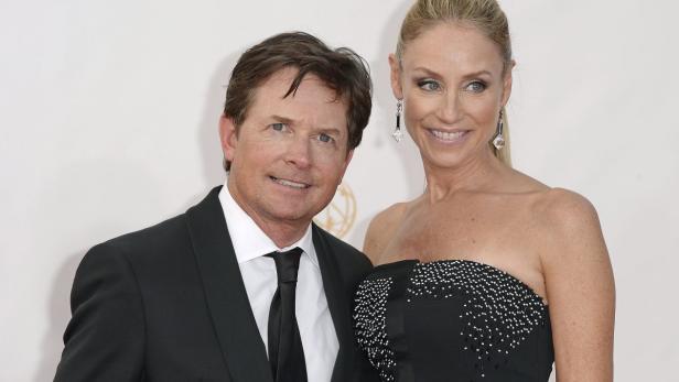 Michael J. Fox und Tracy Pollan posieren zusammen auf dem roten Teppich.