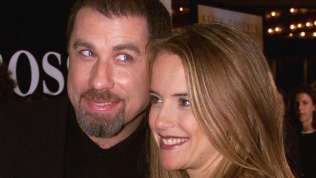 John Travolta und Kelly Preston posieren zusammen auf einer Veranstaltung.