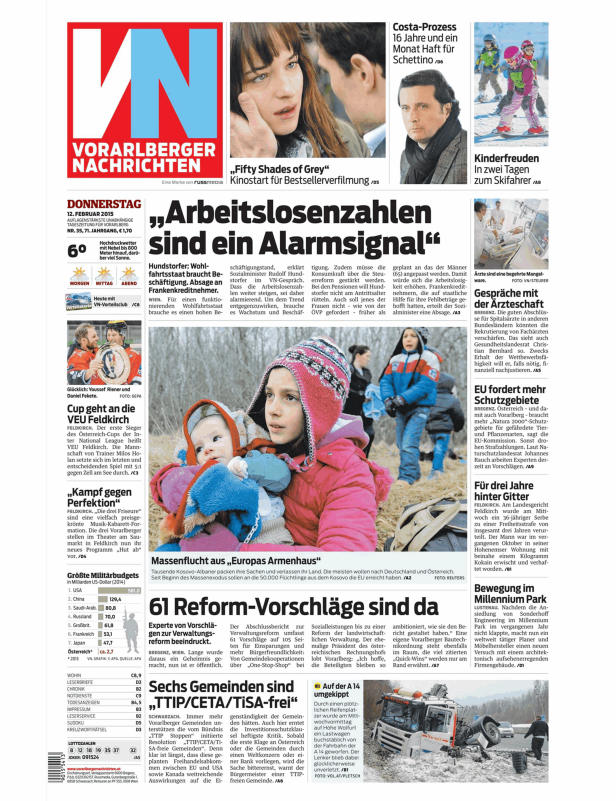 Kinder in Winterkleidung werden von einer Frau im Schnee begleitet.
