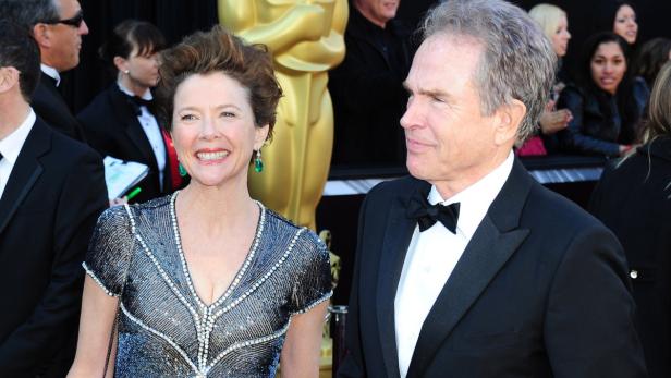 Annette Bening und Warren Beatty posieren auf dem roten Teppich.