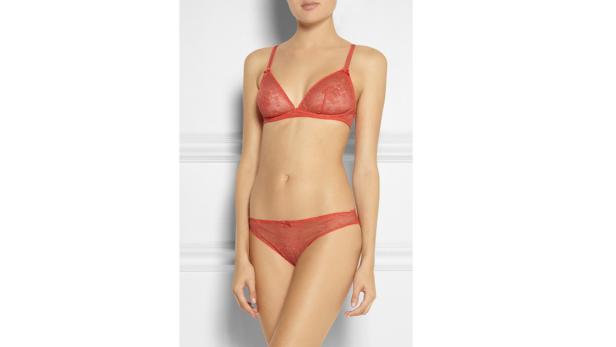 Eine Frau trägt ein rotes Spitzen-Dessous-Set.
