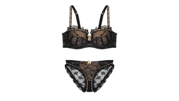 Ein schwarzes Dessous-Set mit Spitze und kleinen Schleifen auf weißem Hintergrund.