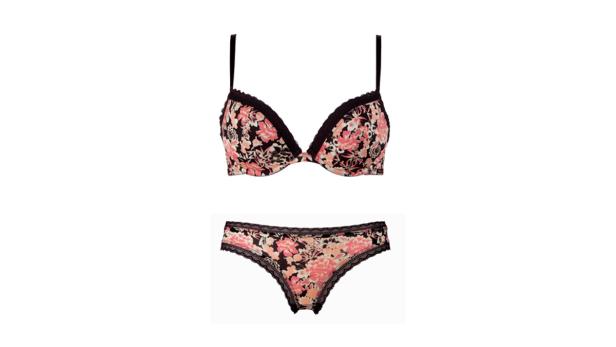 Ein BH und ein passender Slip mit Blumenmuster und schwarzer Spitze.