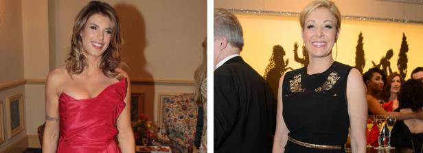 Zwei Frauen posieren auf einer Veranstaltung in eleganten Kleidern.