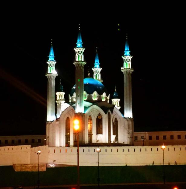 Die Kul-Scharif-Moschee in Kasan, Russland, ist nachts beleuchtet.