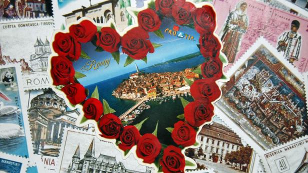 Eine herzförmige Collage mit einer Ansicht von Rovinj, Kroatien, umgeben von Briefmarken.