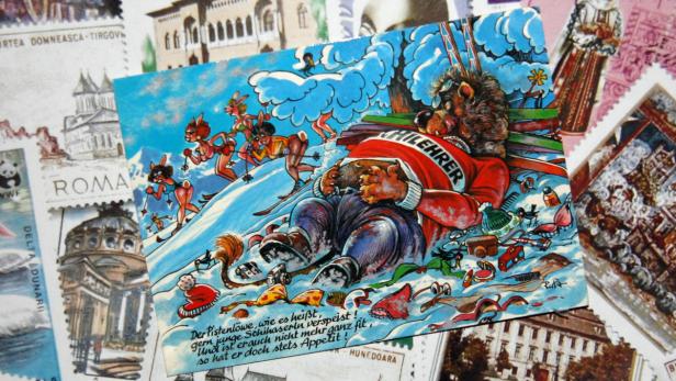 Ein gezeichneter „Skilehrer“-Löwe ruht im Schnee, während Hasenmädchen Ski fahren.