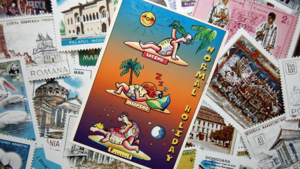 Eine Postkarte mit einer Illustration von Schildkröten, die einen „normalen Urlaub“ verbringen, umgeben von rumänischen Briefmarken.