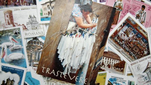 Eine Frau hängt Wäsche auf einer Postkarte mit dem Titel „Trastevere“.