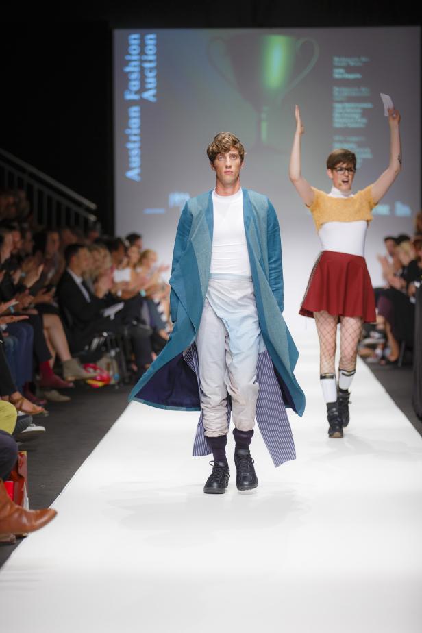 Zwei Models präsentieren Mode auf dem Laufsteg einer Austrian Fashion Auction.