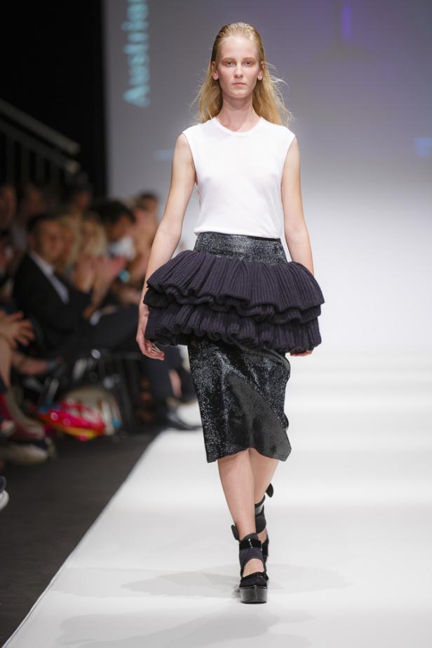 Ein Model präsentiert einen Rock mit Rüschen auf dem Laufsteg.