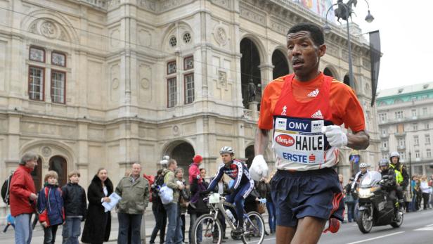 Haile Gebrselassie läuft vor der Wiener Staatsoper beim Vienna City Marathon.
