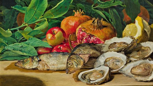 Ein Stillleben mit Heringen, Austern, Äpfeln, Zitronen und Granatäpfeln auf einem Tisch.