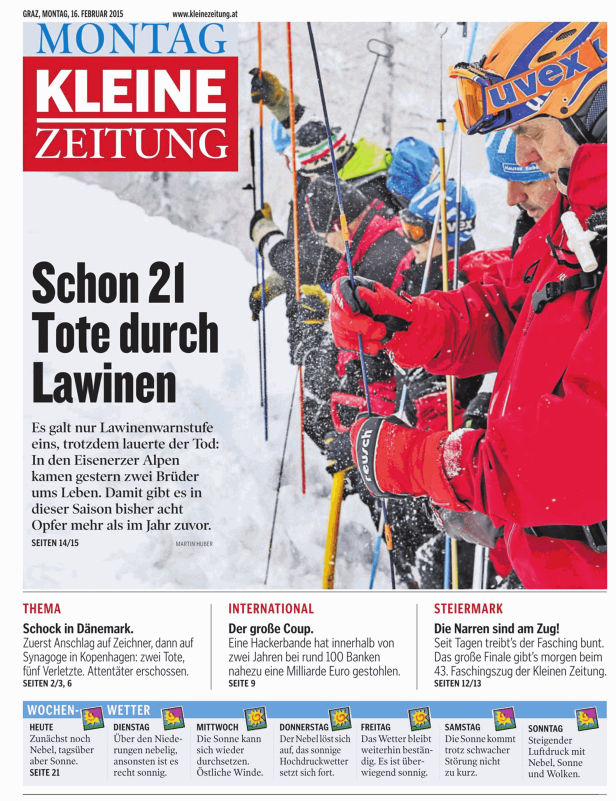 Eine Gruppe von Skifahrern und Bergrettern in winterlicher Umgebung.