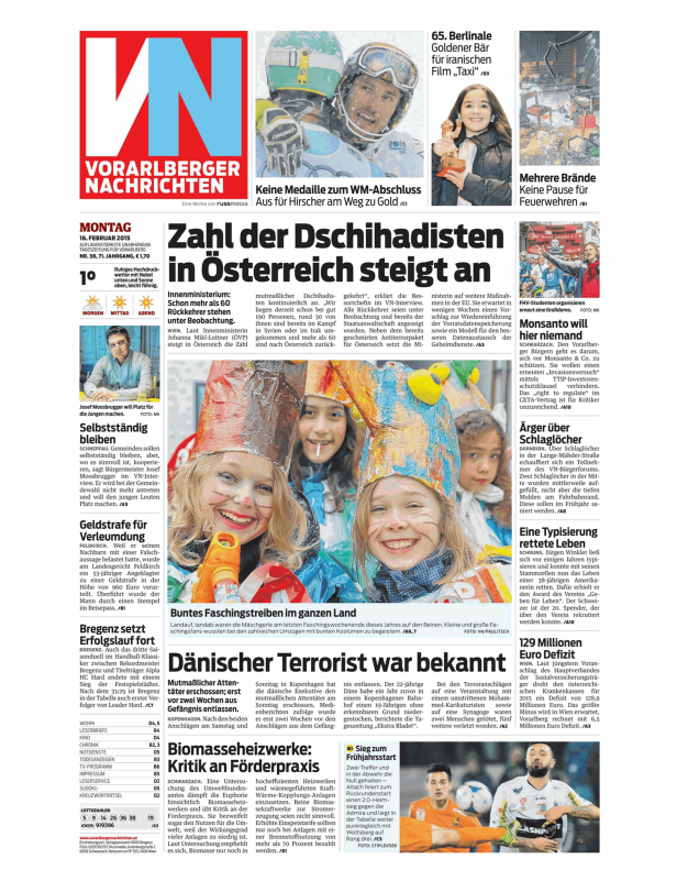 Eine Gruppe von Kindern in bunten Faschingskostümen feiert Fasching.