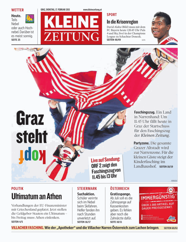 Ein Mann im Kostüm mit rot-weiß gestreifter Jacke und Zylinder beim Faschingszug in Graz.