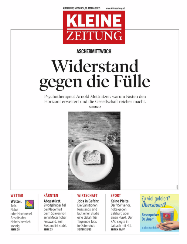 Ein Stück Brot auf einem Teller, daneben ein Glas Wasser.