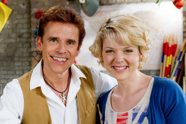 Ein Mann und eine Frau lächeln in die Kamera.