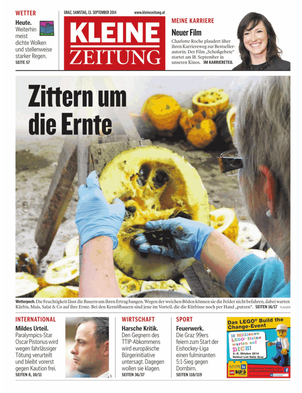 Ein Mann mit Handschuhen untersucht eine beschädigte Kürbisernte.