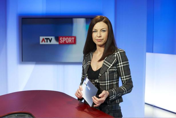 Eine Frau im Studio von ATV Sport hält ein Dokument mit der Aufschrift „ATV Aktuell“.