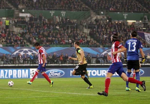 Fußballspieler während eines Spiels im Stadion.