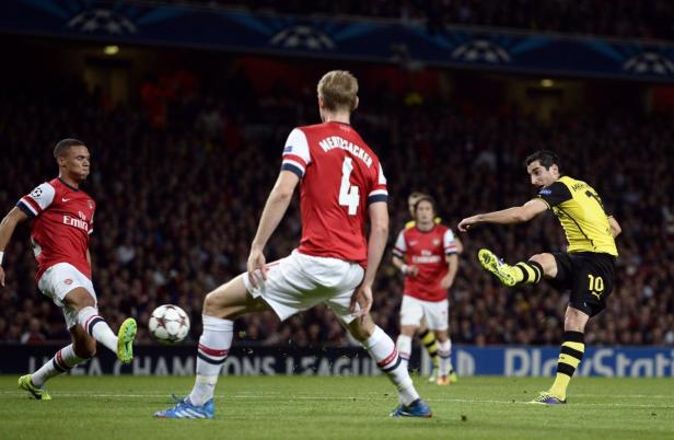 Henrikh Mkhitaryan schießt den Ball während eines Fußballspiels.