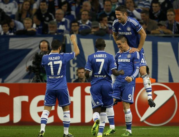 Fußballspieler von Chelsea feiern ein Tor, darunter Hazard und Ramires.