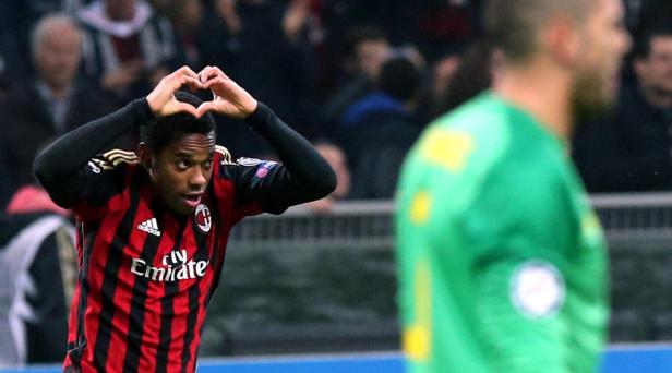 Ein Fußballspieler des AC Mailand formt mit seinen Händen ein Herz.